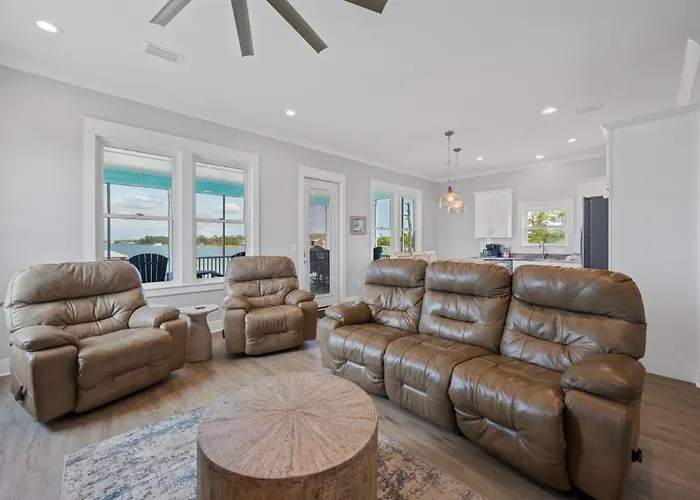 Holiday home Dolphin Dreams By Youngs Suncoast